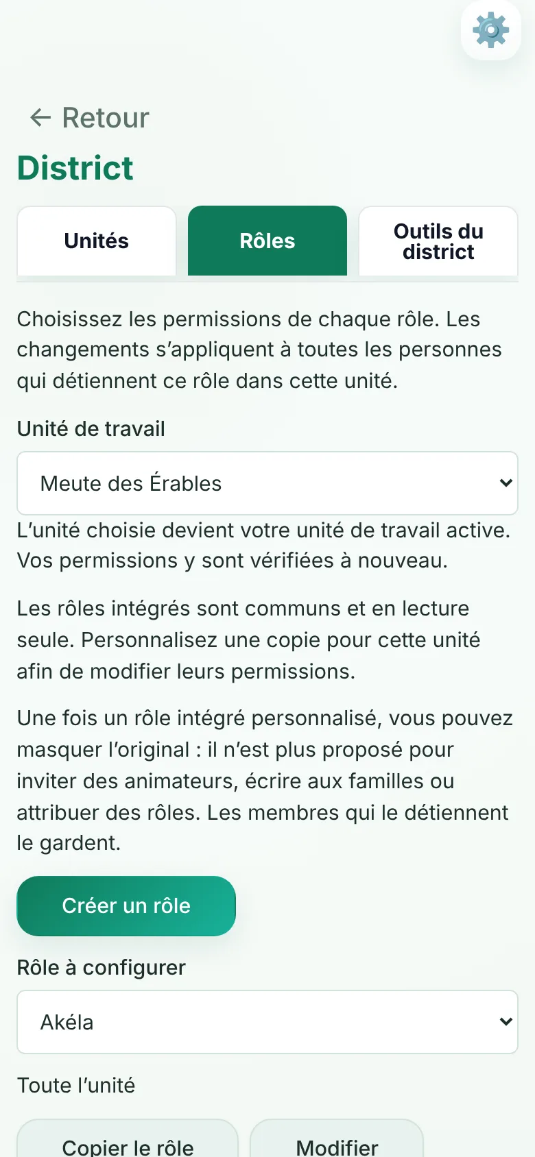 Onglet Rôles du district sur téléphone : on choisit l'unité de travail, puis les permissions de chaque rôle ; les rôles intégrés se personnalisent pour l'unité, et l'original peut être masqué.